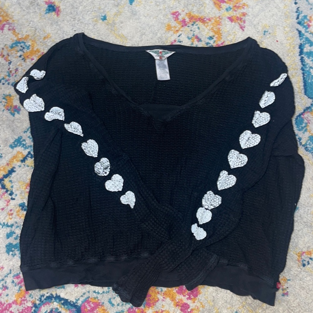 black hard tail long sleeve with white hearts